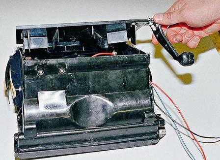 Переворачиваем кожух и открываем воздухораспределительную крышку