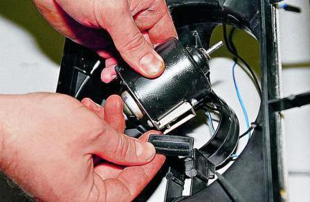 Вынимаем электродвигатель вместе с двумя резиновыми подушками