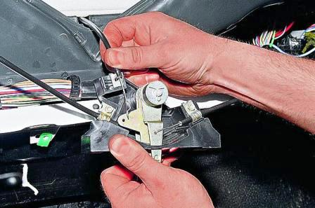 отсоединяем от рычага тягу