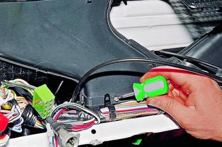 отворачиваем два самореза крепления верхних воздухопроводов к кожуху вентилятора