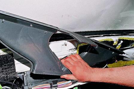 снимаем верхние воздухопроводы отопителя