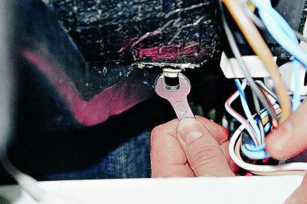 отворачиваем по одной гайке крепления боковых воздухопроводов к кузову