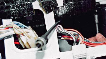 отворачиваем гайку переднего левого крепления корпуса радиатора к кузову автомобиля и снимаем со шпильки крепления «минусовой» провод 