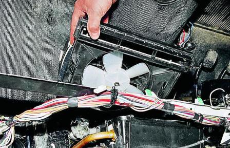 Снимаем кожух вентилятора отопителя