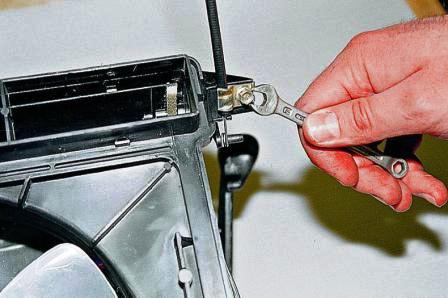 Ключом «на 7» отворачиваем саморез и отсоединяем тягу привода заслонок управления потоком воздуха