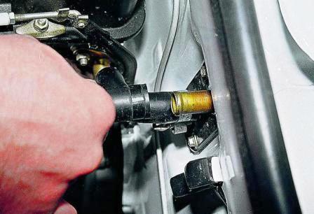 Отверткой ослабляем затяжку хомутов и снимаем шланги с труб радиатора