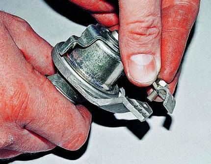 Снимаем и переставляем на новый кран скобу крепления тяги привода