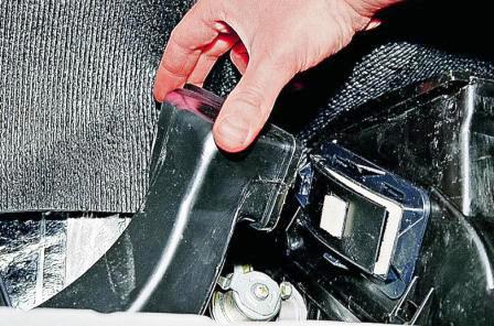 поддев шлицевой отверткой четыре защелки по периметру воздухопровода, снимаем его