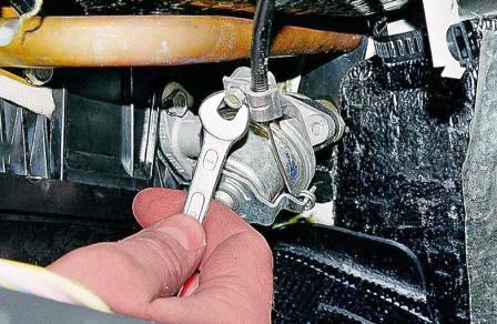 Ключом «на 7» ослабляем затяжку болта и отсоединяем от крана тягу привода