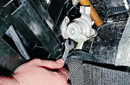 отворачиваем два болта крепления крана к радиатору отопителя