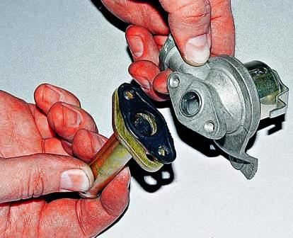 отворачиваем два болта и отсоединяем от крана впускной патрубок со второй прокладкой