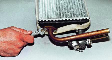 Ключом «на 10» отворачиваем два болта