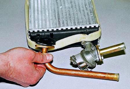 снимаем трубу отвода охлаждающей жидкости с уплотнительной прокладкой