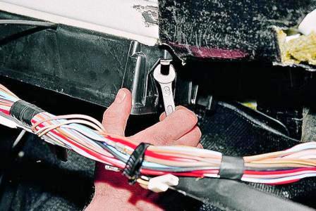 ключом «на 10» отворачиваем оставшиеся три гайки крепления