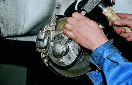 Регулировка зазора в подшипниках ступицы переднего колеса