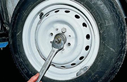 Регулировка зазора в подшипниках ступицы переднего колеса