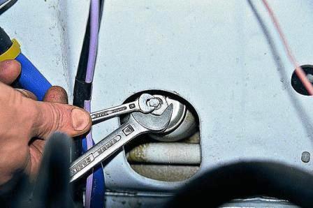 ключом «на 17» отворачиваем гайку крепления штока амортизатора, удерживая шток от проворачивания ключом «на 6».