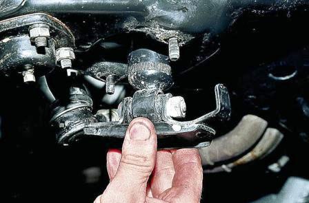 вынимаем амортизатор вместе с кронштейном вниз через отверстие в нижнем рычаге