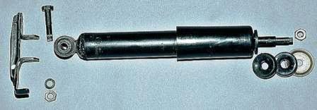 отворачиваем гайку и вынимаем болт крепления амортизатора к кронштейну