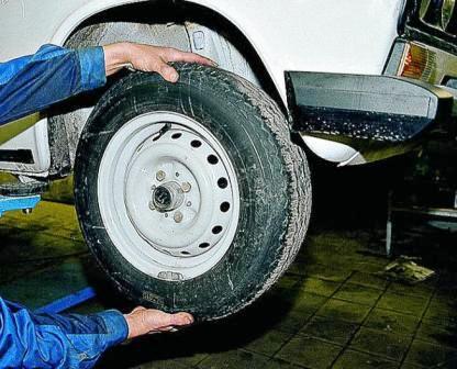 С помощью зубила легкими ударами молотка снимаем защитный колпак гайки ступицы