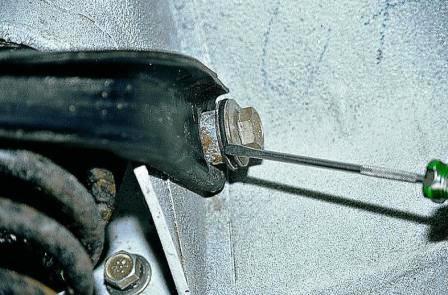 Проверяем состояние резинометаллических шарниров 