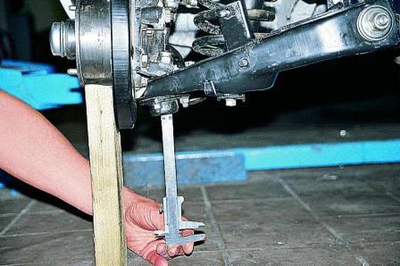 Замеряем глубиномером штангенциркуля расстояние от наружной части крышки шарнира до сферической головки пальца (