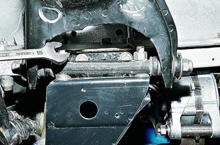 Ключом «на 19» отворачиваем две гайки крепления оси нижнего рычага к поперечине
