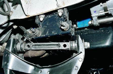 снимаем нижний рычаг