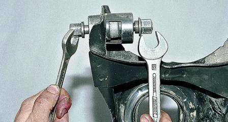 запрессовываем один шарнир