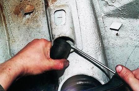 При необходимости (трещины, отслоения) заменяем буфер хода сжатия