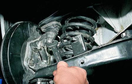 отворачиваем самоконтрящуюся гайку с шарового пальца верхней опоры