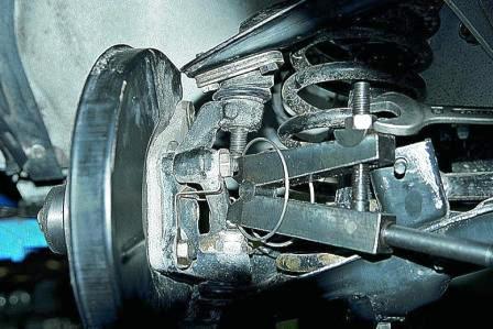 выпрессовываем шаровой палец из поворотного кулака