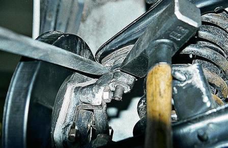 выпрессовать шаровой палец можно сильными ударами молотка по проушине поворотного кулака