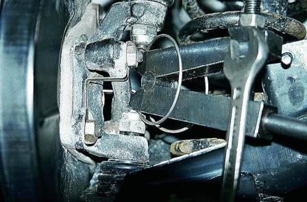 Устанавливаем приспособление и выпрессовываем шаровой палец из поворотного кулака