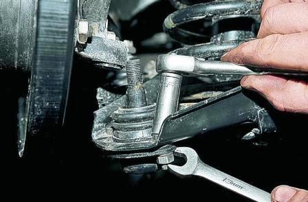 Ключами «на 13» отворачиваем три гайки крепления шаровой опоры к нижнему рычагу. Она крепится к нему без прижимной пластины