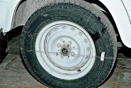 Между нитями и боковинами задних колес в их передней части устанавливаем вкладыши