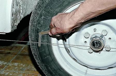 нити на задней части передних колес должны только слегка касаться боковины