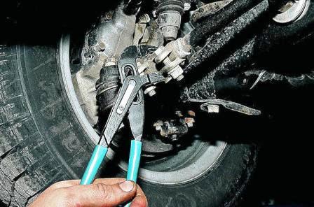 Поворотом муфты регулируем длину боковых тяг рулевого привода 