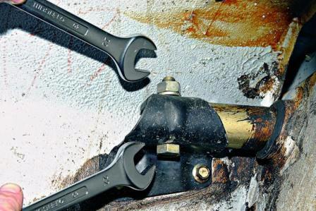Ключом «на 22» оворачиваем гайку крепления кронштейна бампера к кронштейну брызговика
