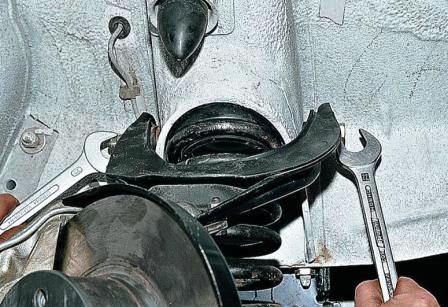 Двумя ключами «на 22» отворачиваем самоконтрящуюся гайку оси рычага