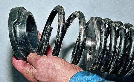 На верхней части пружины установлена резиновая изолирующая прокладка