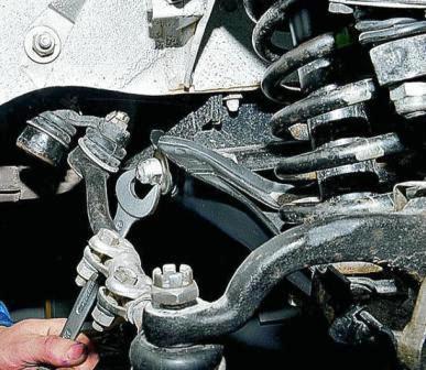 Ключом «на 22» отворачиваем две самоконтрящиеся гайки с оси нижнего рычага 