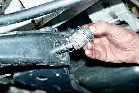 Вставив новый резинометаллический шарнир в рычаг, центрируем его в отверстии