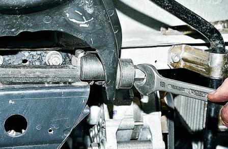 Устанавливаем с внутренней стороны рычага упор приспособления и запрессовываем в рычаг резинометаллический шарнир