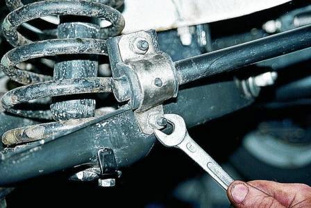 Ключом «на 13» отворачиваем две гайки крепления обоймы стабилизатора к нижнему рычагу