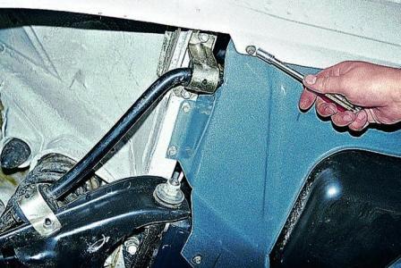 Головкой «на 8» отворачиваем 12 саморезов крепления брызговика