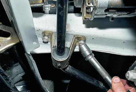 Головкой «на 13» отворачиваем по две гайки крепления двух кронштейнов штанги к лонжеронам 