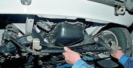 снимаем штангу с кронштейнами крепления