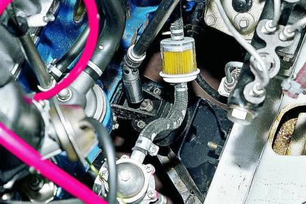 головкой «на 17» с карданом отворачиваем две гайки крепления двигателя к подушкам подвески