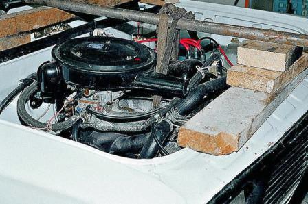 Закрепив прочную веревку (трос) с правой стороны за рым, а с левой – за опору двигателя, подвешиваем его на вспомогательной балке 